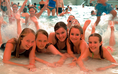 Spa� im Schwimmzentrum f�r alle Sprachsch�ler