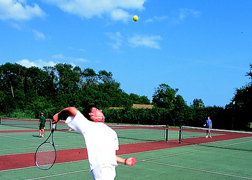 Neben dem Tenniscamp gibt es auch Golf- oder Surfcamps.